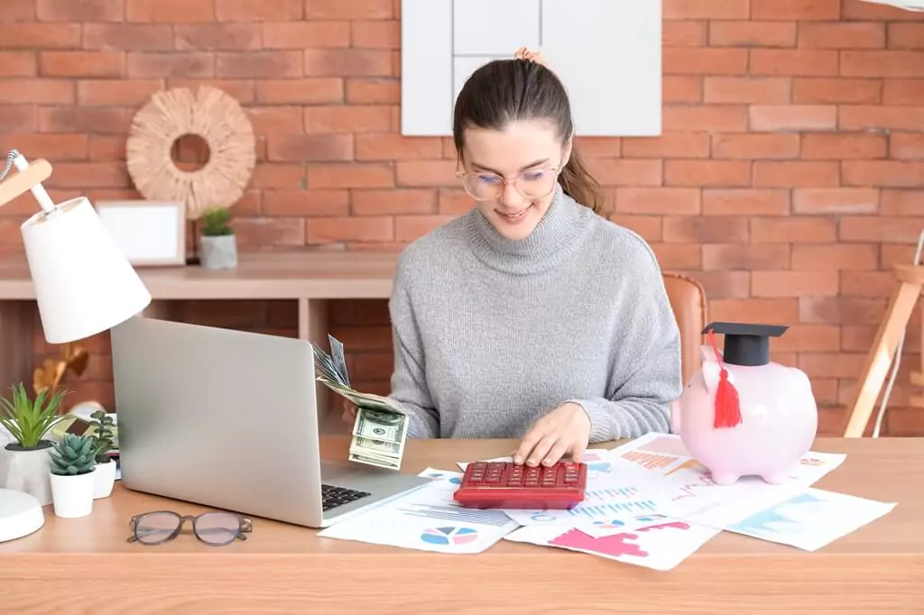 moça fazendo contas