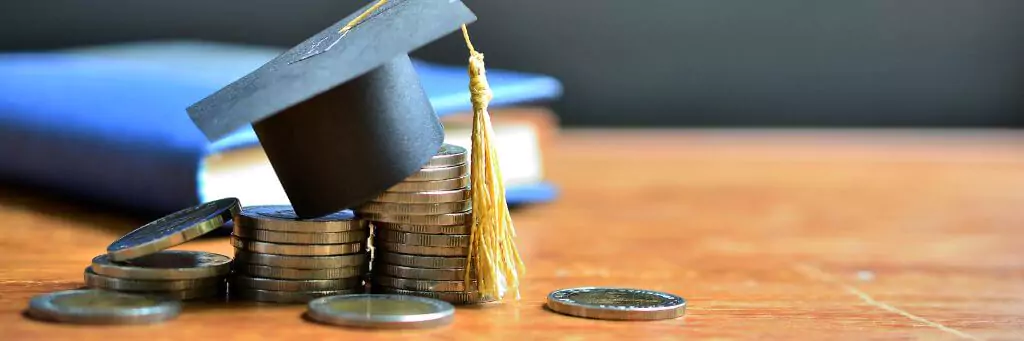 mini capelo em cima de moedas