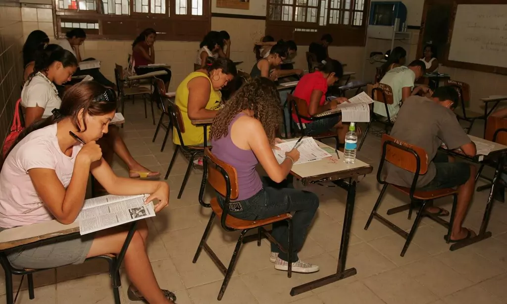 alunos fazendo prova do enem
