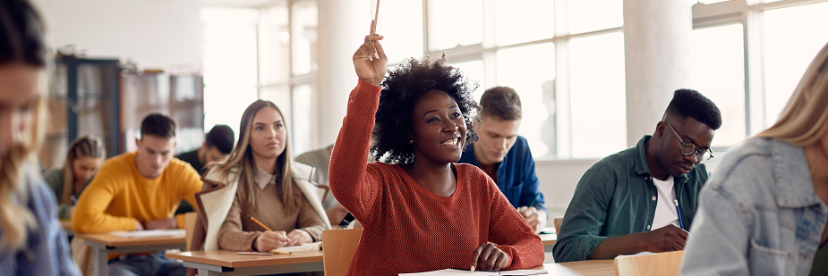 Aluna negra levanta a mão em sala de aula de universidade. Política de cotas.