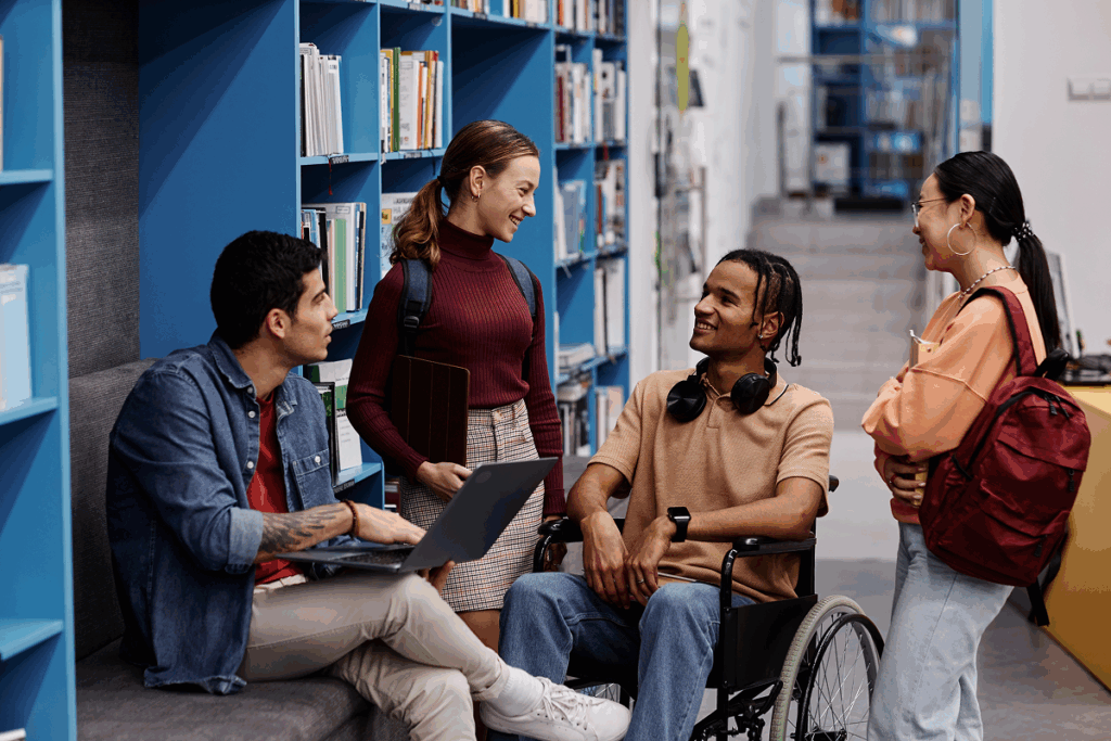 Grupo diverso de alunos conversam em universidade.