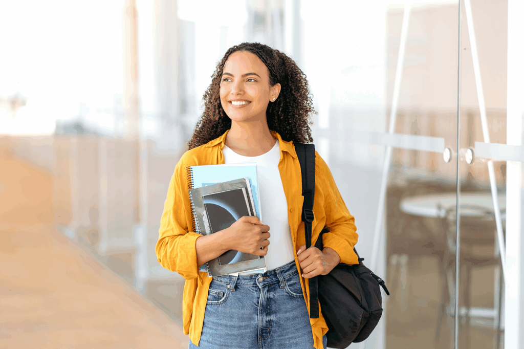 Estudante mulher carregando uma mochila e cadernos.